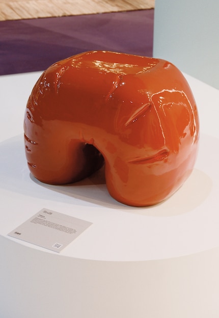Il colore rosso, che si vede spesso nei caffè parigini, qui vuole creare un collegamento.