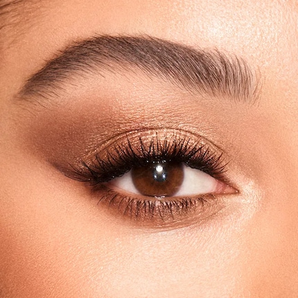 Les looks soft glam sont la spécialité de Charlotte.