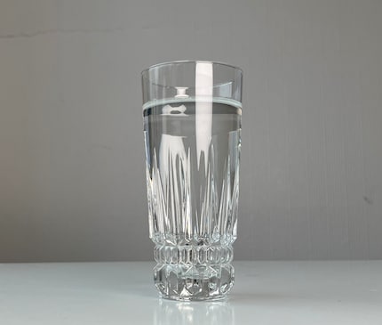 J’aime boire de l’eau et en quantité suffisante, mais le petit verre tiède du matin ne me plaît que moyennement au début.