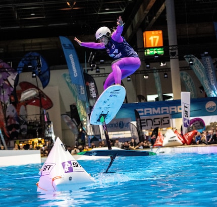 Indoor-Pumpfoil-Champion Sarah Spalinger zeigt ihre Skills auf der Bootsmesse in Düsseldorf.