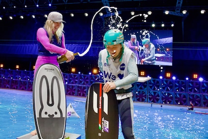 Ein Grund zum Feiern: Sarah Spalinger gewinnt den ersten Indoor-Pumpfoil-Weltcup vor Viola Lippitsch.