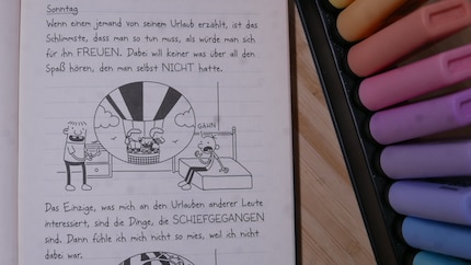 Dickes Buch, viele Zeichnungen: Dank der Comic-Elemente bleiben Kinder beim Lesen dran.
