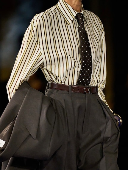 Saint Laurent Primavera/Estate 25: pois e righe stanno bene insieme.
