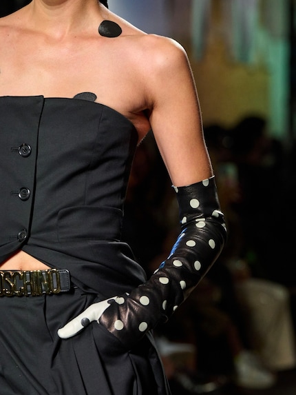 Moschino Primavera/Estate 25: anche alle modelle sono stati applicati i pois.
