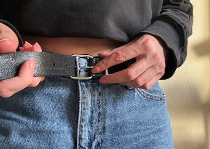 … do up the button and fasten the belt as usual.