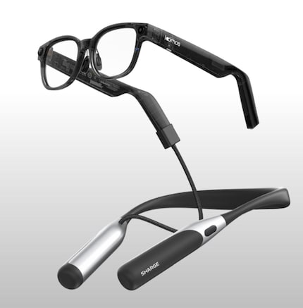 Das Nackenband hat einen Akku integriert und kann die Brille laden.