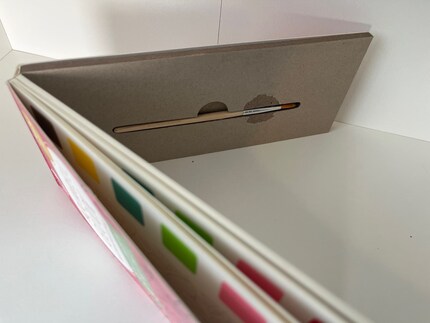 Hinten im Block ist ein kleines Pinselfach (0,5 x 12 cm) versteckt. 