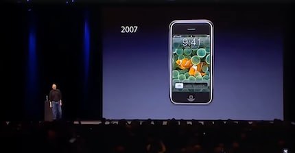 Steve Jobs mit seinem Opus magnum, dem allerersten iPhone.