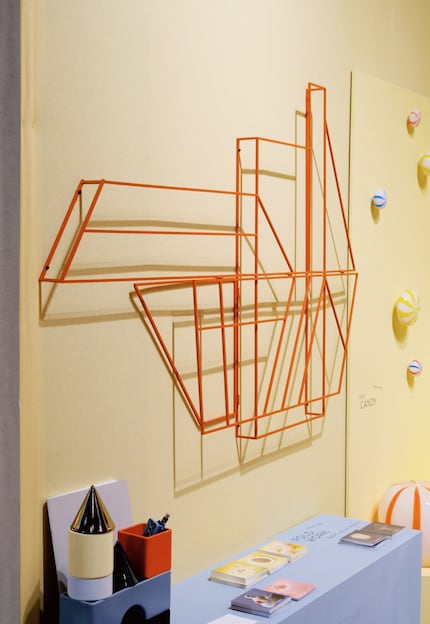 Foldwork Rack est à la fois une sculpture murale et un porte-manteau.