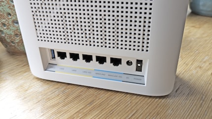 Die Rückseite bietet Anschlüsse für jeweils einmal RJ45 10 Gigabit WAN/LAN, RJ45 10 Gigabit LAN, RJ45 Gigabit WAN/LAN, RJ45 Gigabit LAN und USB-A 3.0.