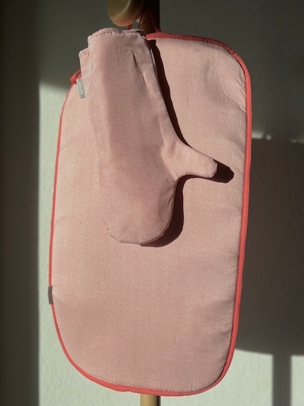 A mat and glove come included with the steamer.