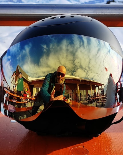 Die Skibrille «Episode» von Flaxta mit dem roten Glas funktioniert auch bei eher sonnigen Verhältnissen.