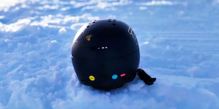 Der «Deep Space Alpha Mips»-Skihelm von Flaxta ist vollgepackt mit Technologie.