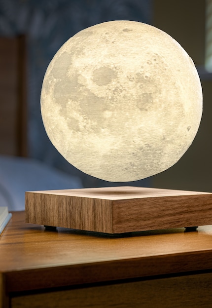 Der Mond zum Greifen nah: Die Kugel dreht sich wie ihr echtes Vorbild am Himmel scheinbar schwerelos über dem Holzsockel.