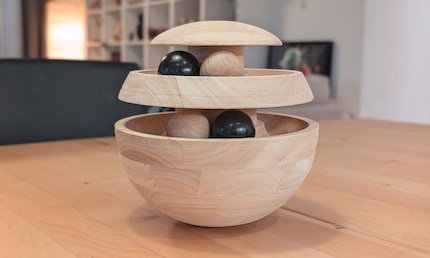 La boule ne pèse certes qu’un peu moins d’un kilo, mais elle paraît beaucoup plus massive et encombrante.