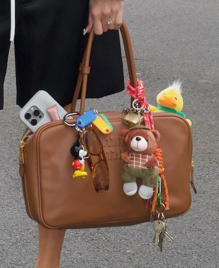Les lunettes de soleil et le trousseau de clés complètent parfaitement les breloques ludiques du sac.