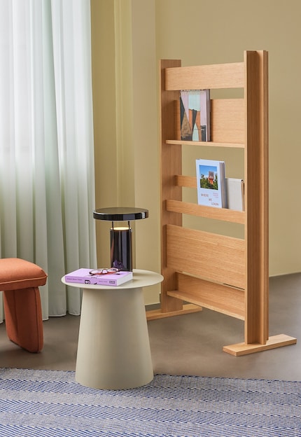 Fabriquée en bois durable et d’une élégante finition chêne, cette solution 2 en 1 permet de mettre en scène la lecture et de structurer les espaces.