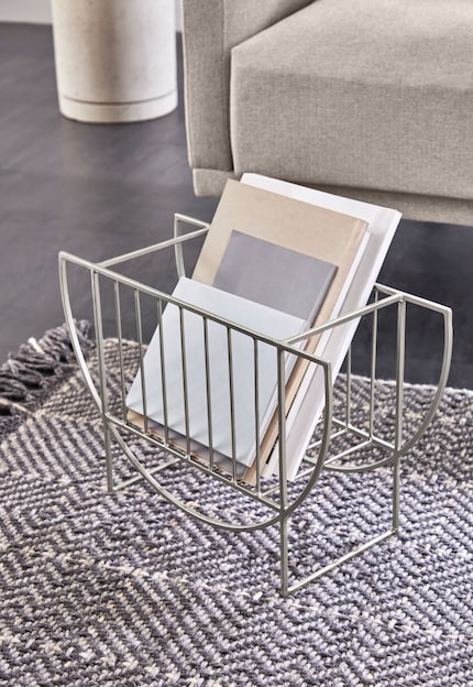Grâce au design géométrique en forme de grille de ce présentoir en métal, vos magazines ne restent pas seulement en place, ils ont aussi un côté décoratif.