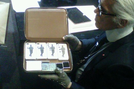 Karl Lagerfeld hatte unterwegs immer ein Art Medienkoffer dabei.