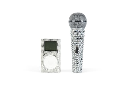 Ein mit Edelsteinen aufgemotzter iPod Classic aus der Sammlung von Karl Lagerfeld.