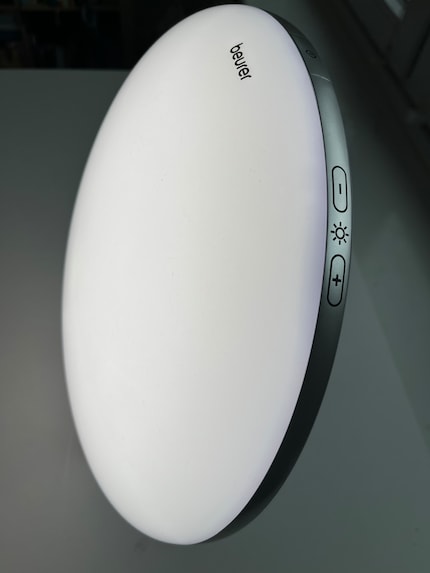 Les fonctions de base de la TL 100 peuvent être réglées sur le bord supérieur de la lampe ronde : Elle dispose de 10 niveaux de gradation.