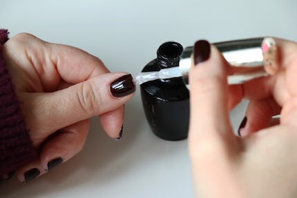 Zaubert in einem letzten Schritt über jede Farbe ein glossy Finish.