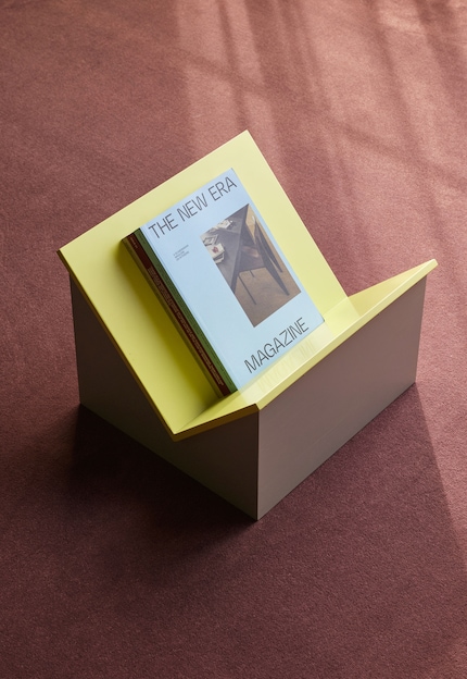 Cette pièce originale apporte non seulement une touche de couleur, mais offre aussi une surface de présentation sculpturale.