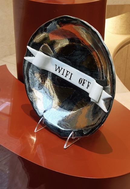 Avec l'inscription Wifi Off, il encourage à déconnecter consciemment d'Internet et à profiter du temps hors ligne.