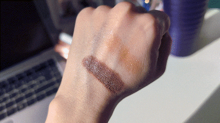 Unten habe ich den Moondust Shadow über einen Cream-Lidschatten aufgetragen, oben steht er für sich.