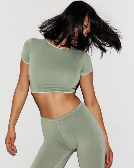 Skims est synonyme d’essentiels moulants qui mettent la silhouette en valeur.