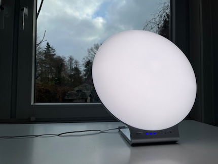 En hiver, quand le vrai soleil ne parvient pas à percer les nuages, c’est la lumière du jour artificielle qui me donne un coup de pouce.