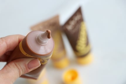 La consistenza del Buttermelt Glaze Soft Glow Skin Tint ricorda quella di una glassa di aceto balsamico.