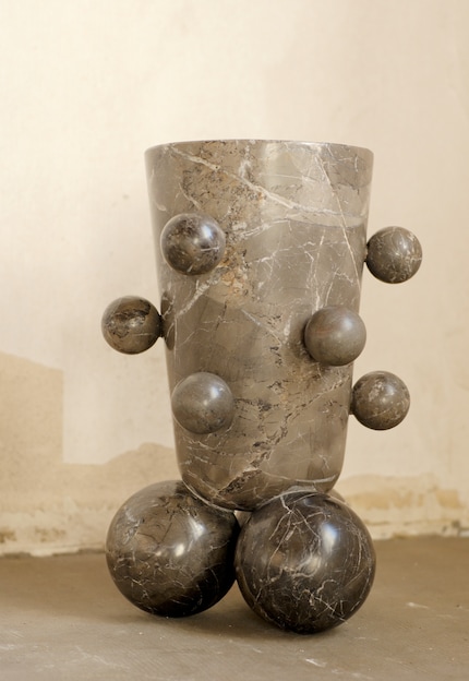 Die Alma Nueva Vase von Ayres, kunstvoll von Hand aus Marmor gearbeitet, zeugt von der Handwerkskunst in Puebla, Mexiko.