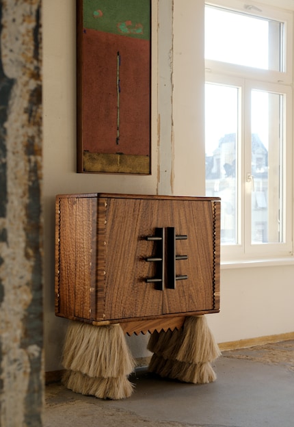 Comité de Proyectos' Holzschrank Carmen symbolisiert den instinktiven Akt des Gebens und Empfangens von Fürsorge.