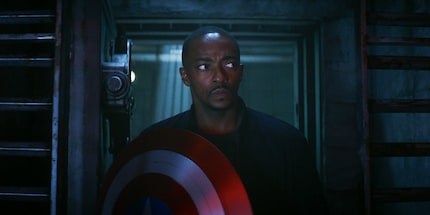 Il nuovo Captain America padroneggia lo sguardo carico di significato.