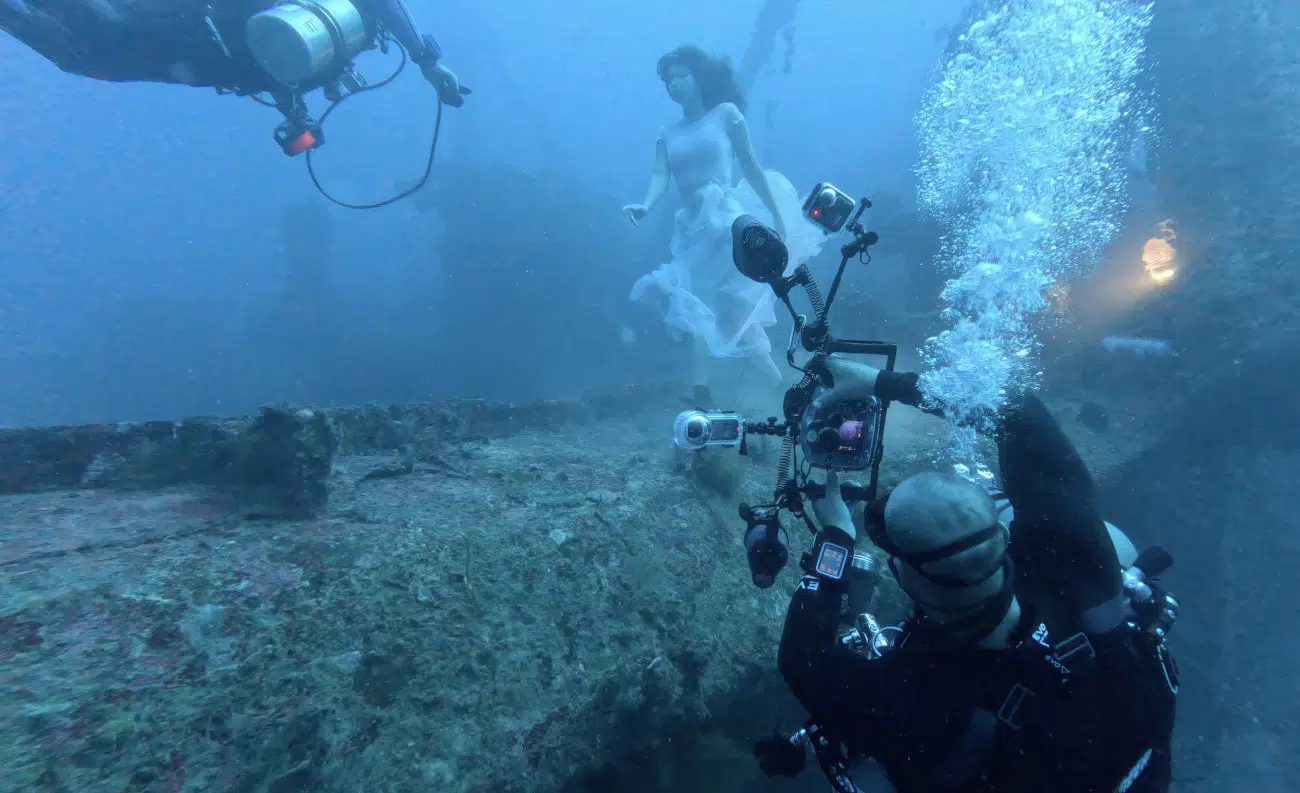 Ein ziemliches Rig, mit dem Steven Haining da fotografiert. Neben einer Actioncam sind auch zwei Unterwasserblitze (oder Lampen?) zu sehen, die etwas Licht in der Tiefe spenden.