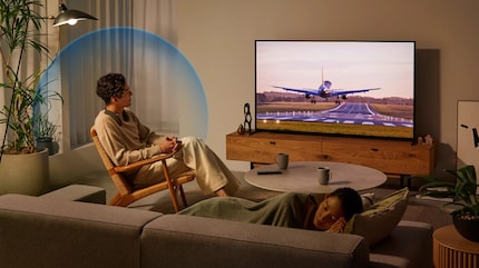 Ce doit être un atterrissage sensationnel qu’il observe là, pensif, tandis qu’une femme dort tranquillement au premier plan.