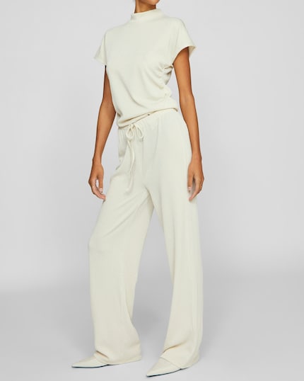 Cet ensemble couleur crème est la définition du chic intemporel.