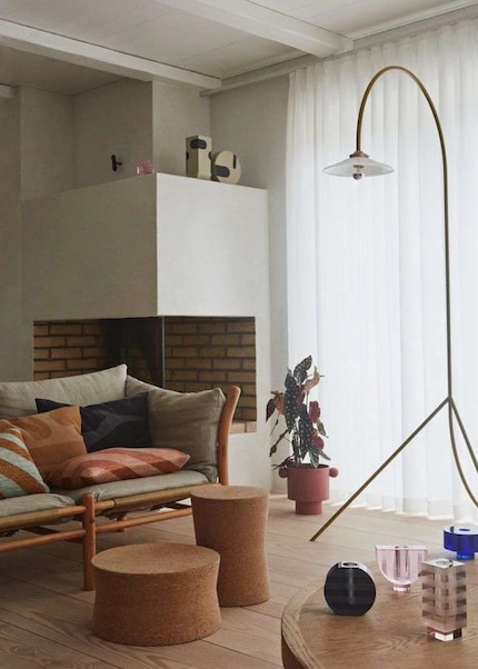 Les objets en liège aux formes sobres sont à la fois des tables d'appoint et des objets de décoration.