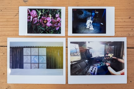 Unten ist das Weitwinkel-Format der Wide Evo. Oben sind die Bilder aus der Instax Mini 99.