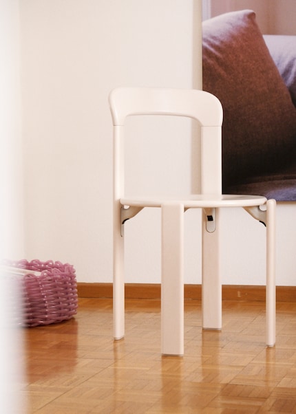 Cette chaise est la première à être équipée d'une console en aluminium brevetée qui relie les pieds à l'assise en bois sans aucune discontinuité.
