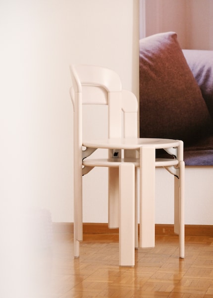Pour passer l'aspirateur et la serpillière, je peux empiler les chaises.