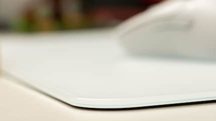 Sur le verre, la souris glisse presque sans heurt.