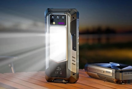 Le smartphone fait également office de lampe de camping lumineuse. 