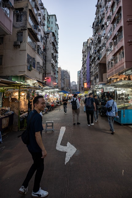 On the streets of Hong Kong – taken with the 21 mm lens (f.3.5 / 1/200 / ISO 800)