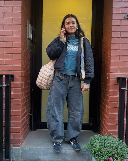 Les jeans ronds restent tendance ce printemps.