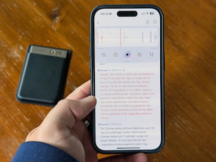 Posso ascoltare il file audio e seguire direttamente ciò che l'app trascrive.