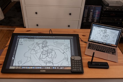 L'enorme tablet occupa quasi tutto il mio spazio di lavoro.