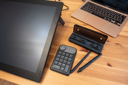 Nella fornitura dell'Huion Kamvas Pro 27 non mancano gli accessori. Sono anche inclusi due stilo.