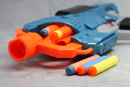 Die Nerf-Gun: Nüchtern betrachtet besteht die grösste Gefahr darin, dass die Schaumstoff-Munition irgendwo in der Landschaft liegen bleibt.